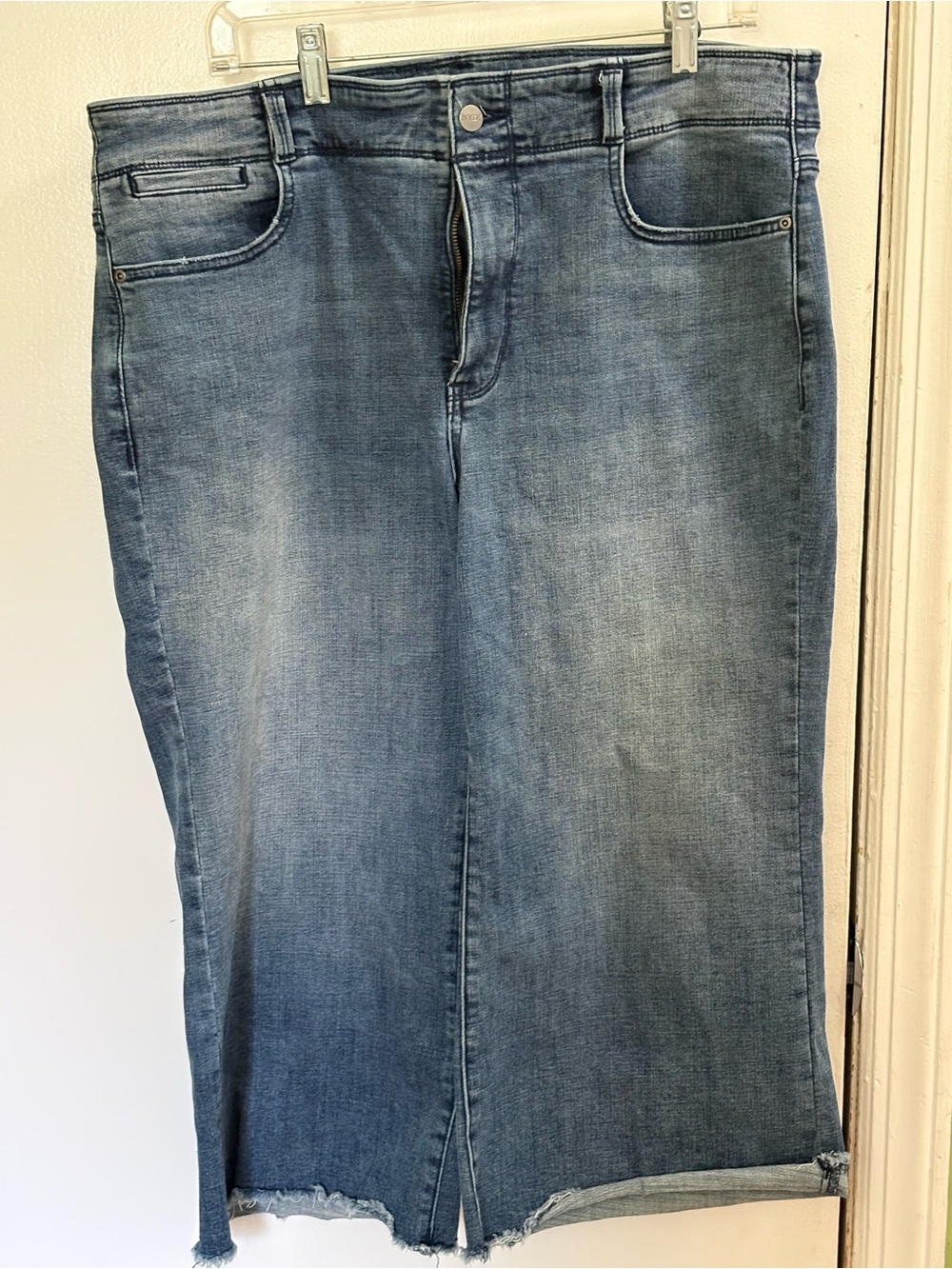 NYDJ women’s Straight Skirt-Style Cropped Jeans in Medium Blue Wash